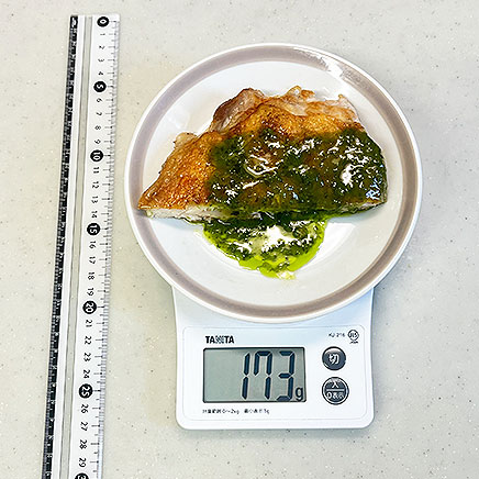 1/2枚分の鶏肉のバジルソース