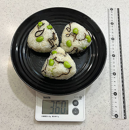 3個分の枝豆塩昆布おにぎり