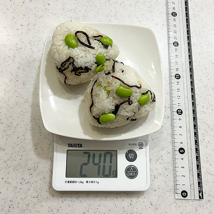 2個分の枝豆塩昆布おにぎり