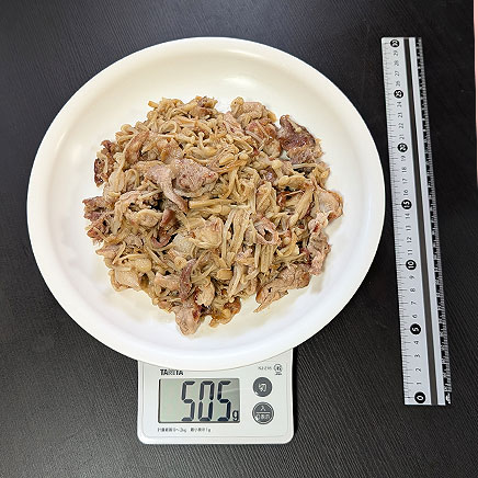 大皿4人前の豚肉とえのきの炒め物