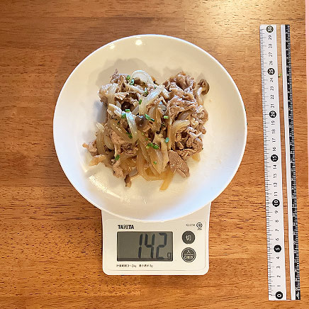 中皿1皿分の豚肉と本しめじのポン酢炒め