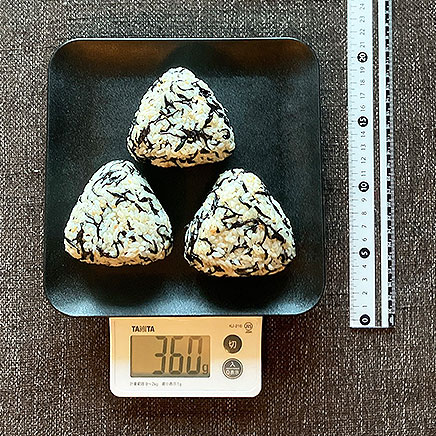 3個分の梅ひじきおにぎり