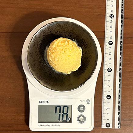 アイスクリームディッシャー1スクープ分のあんず缶詰のアイス