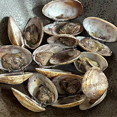 あさりの赤ワイン蒸し