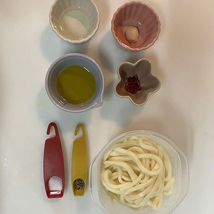 中鉢1杯分のうどんペペロンチーノに使用したうどん、おろしにんにく、唐辛子、オリーブオイル、黒こしょう、水、塩