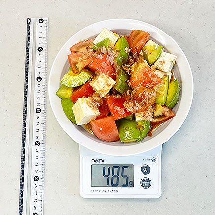 大皿1皿分のアボカドとトマトの豆腐サラダ