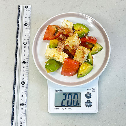 中皿1皿分のアボカドとトマトの豆腐サラダ