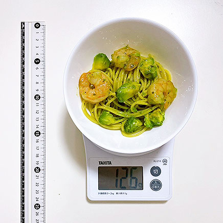 小皿1皿分のエビとアボカドのジェノベーゼ