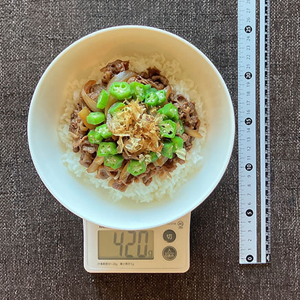 丼（大）1杯分のかつぶしオクラ牛丼