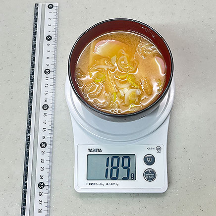 汁椀（大）1杯分のかまぼこの味噌汁