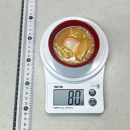 汁椀（小）1杯分のかまぼこの味噌汁