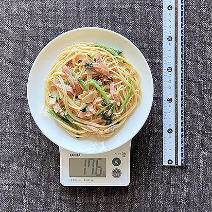 中皿1皿分のクレソンとベーコンのペペロンチーノパスタ