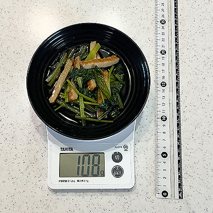 中皿1皿分のさつま揚げと小松菜の煮物