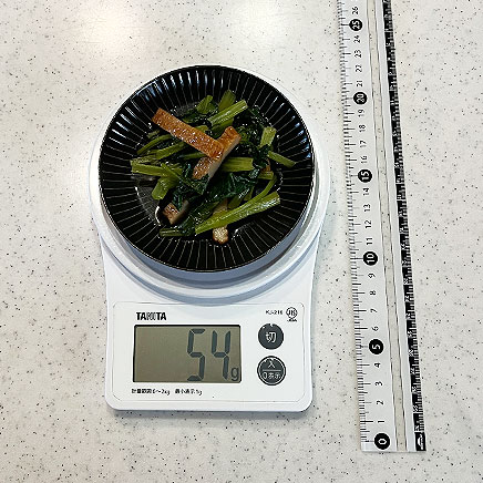 小皿1皿分のさつま揚げと小松菜の煮物