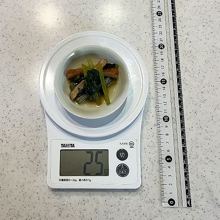 豆皿1皿分のさつま揚げと小松菜の煮物