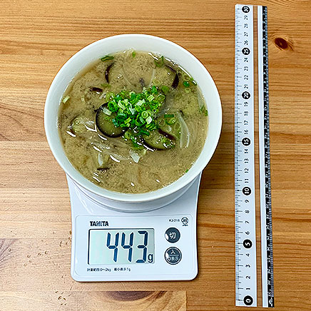 汁椀(大)1杯分のなすと玉ねぎの味噌汁