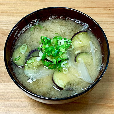 なすと玉ねぎの味噌汁