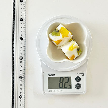 小鉢1杯分のフルーツ牛乳寒天