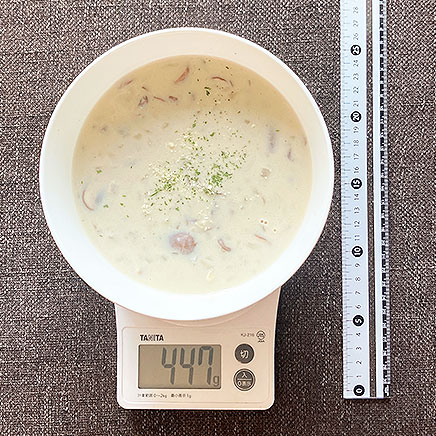 スープボウル（大）1杯分のマッシュルームチキンスープ