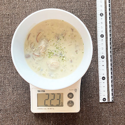 スープボウル（中）1杯分のマッシュルームチキンスープ