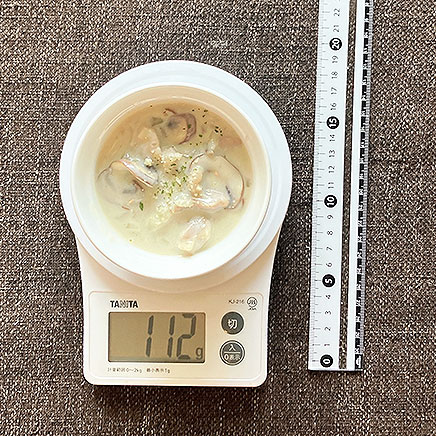 スープボウル（小）1杯分のマッシュルームチキンスープ