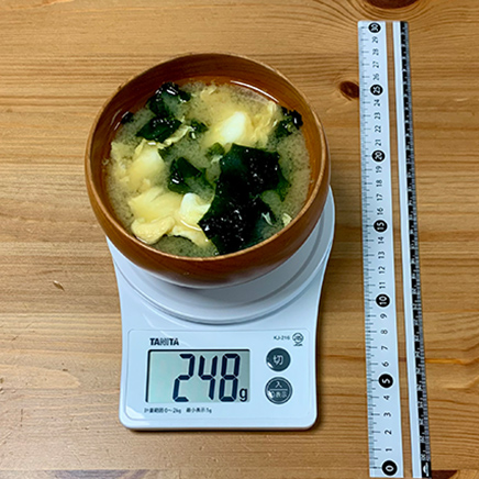 汁椀（中）1杯分のわかめと卵の味噌汁