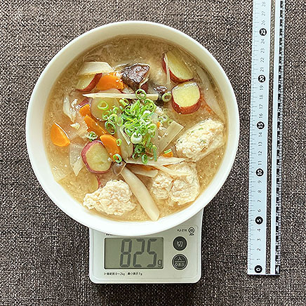 汁椀（大）１杯分の鶏団子と根菜の味噌汁