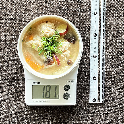 汁椀（小）１杯分の鶏団子と根菜の味噌汁