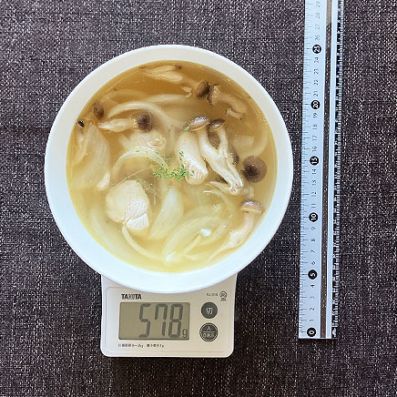 スープボウル（大）一杯分の鶏肉ときのこのスープ