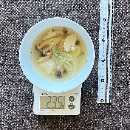 スープボウル（中）一杯分の鶏肉ときのこのスープ
