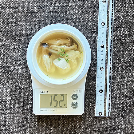 スープボウル（小）一杯分の鶏肉ときのこのスープ