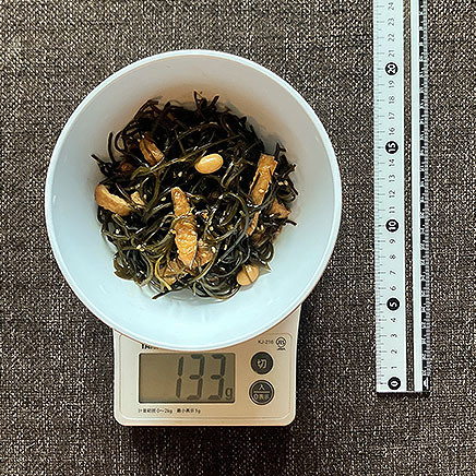 深皿（中）1皿分の切り昆布と油揚げの煮物