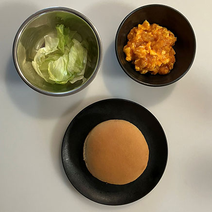 1個分のエビチリバーガーに使用したバンズ、エビチリ、レタス