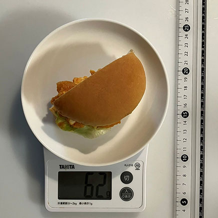 1/2個分のエビチリバーガー