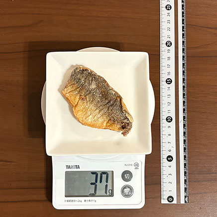 3枚おろしにしたうちの1枚分のあじの竜田揚げ