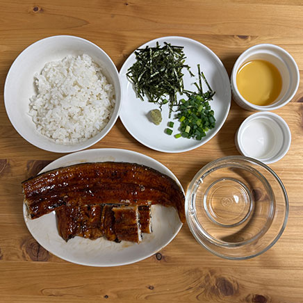 茶碗1杯分のうなぎ茶漬けに使ったうなぎの蒲焼き、料理酒、ご飯、白だし、水、海苔、あさつき、わさび
