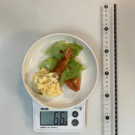 エビ1尾分のエビフライのタルタルソースがけ