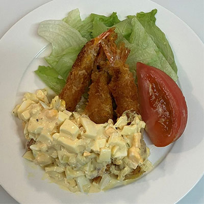 エビフライのタルタルソースがけ