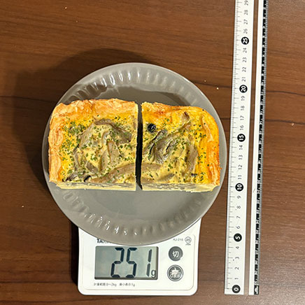 約18cm×18cm×5cmパイシート型2/4切れ分のきのこのキッシュ