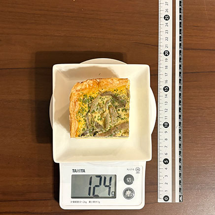 約18cm×18cm×5cmパイシート型1/4切れ分のきのこのキッシュ