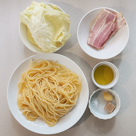 深皿(中)1皿分のベーコンとキャベツのパスタに使用したパスタ、ベーコン、キャベツ、 コンソメ、オリーブオイル、塩、おろしにんにく
