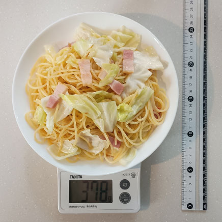 深皿(中)1皿分のベーコンとキャベツのパスタ