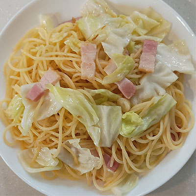 キャベツとベーコンのパスタ