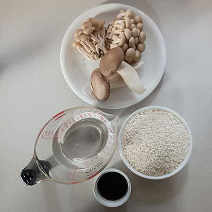 どんぶり1杯分のきのこおこわに使用したもち米、しめじ、エリンギ、水、醤油