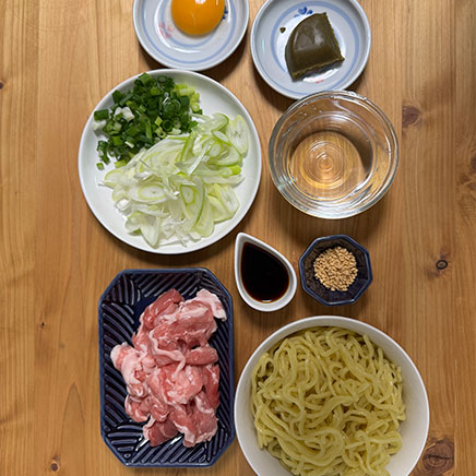どんぶり1杯分のカレーまぜそばに使用した中華麺、豚こま、ネギ、カレールー、醤油、顆粒中華だし、水、卵黄、小ネギ