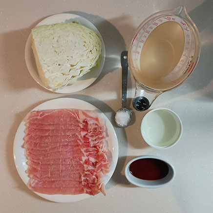直径18cmの鍋ひとつ分のキャベツと豚肉の鍋に使用したキャベツ、豚肉、 かつおだし、料理酒、塩、醤油