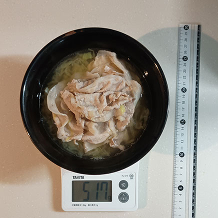 どんぶり1杯分のキャベツと豚肉の鍋