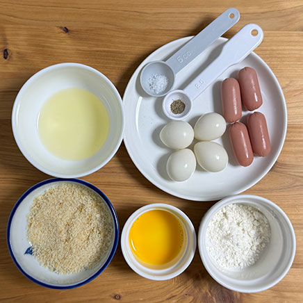 2本分のうずらウインナー串に使ったうずらの卵、ウインナー、小麦粉、パン粉、塩、こしょう、サラダ油、卵