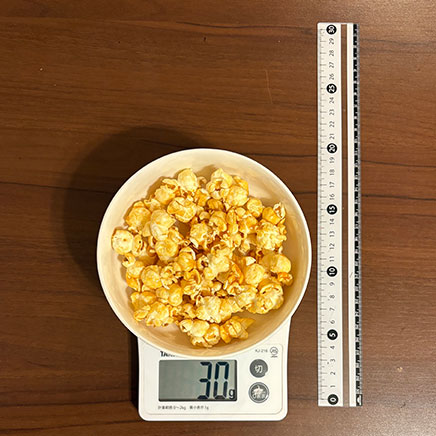 小鉢1杯分のキャラメルポップコーン
