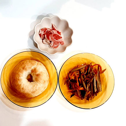 1個分のきんぴらベーグルに使用したきんぴらごぼう、牛肉、ベーグル